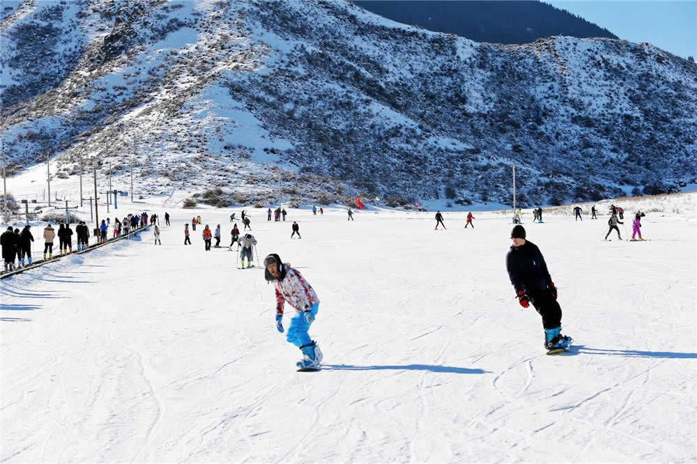 5 Days Harbin Snow Town Tour with Exciting Skiing Experience in Jihua Ski Resort