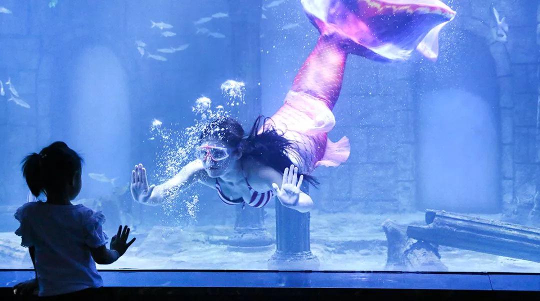 Mermaid-Performance-in-Beijing