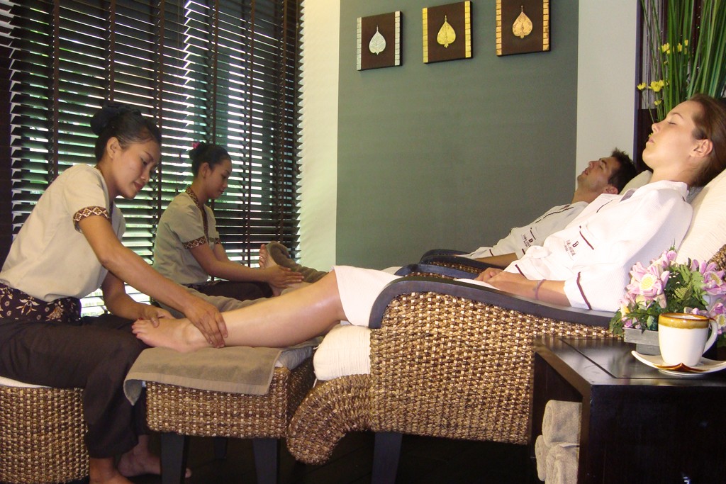 Foot-Massage-Outdoor-Hot-Spring-SPA