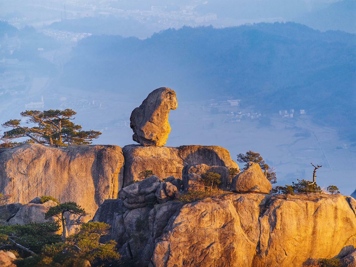 the-Monkey-Watching-the-Sea-viewpoint