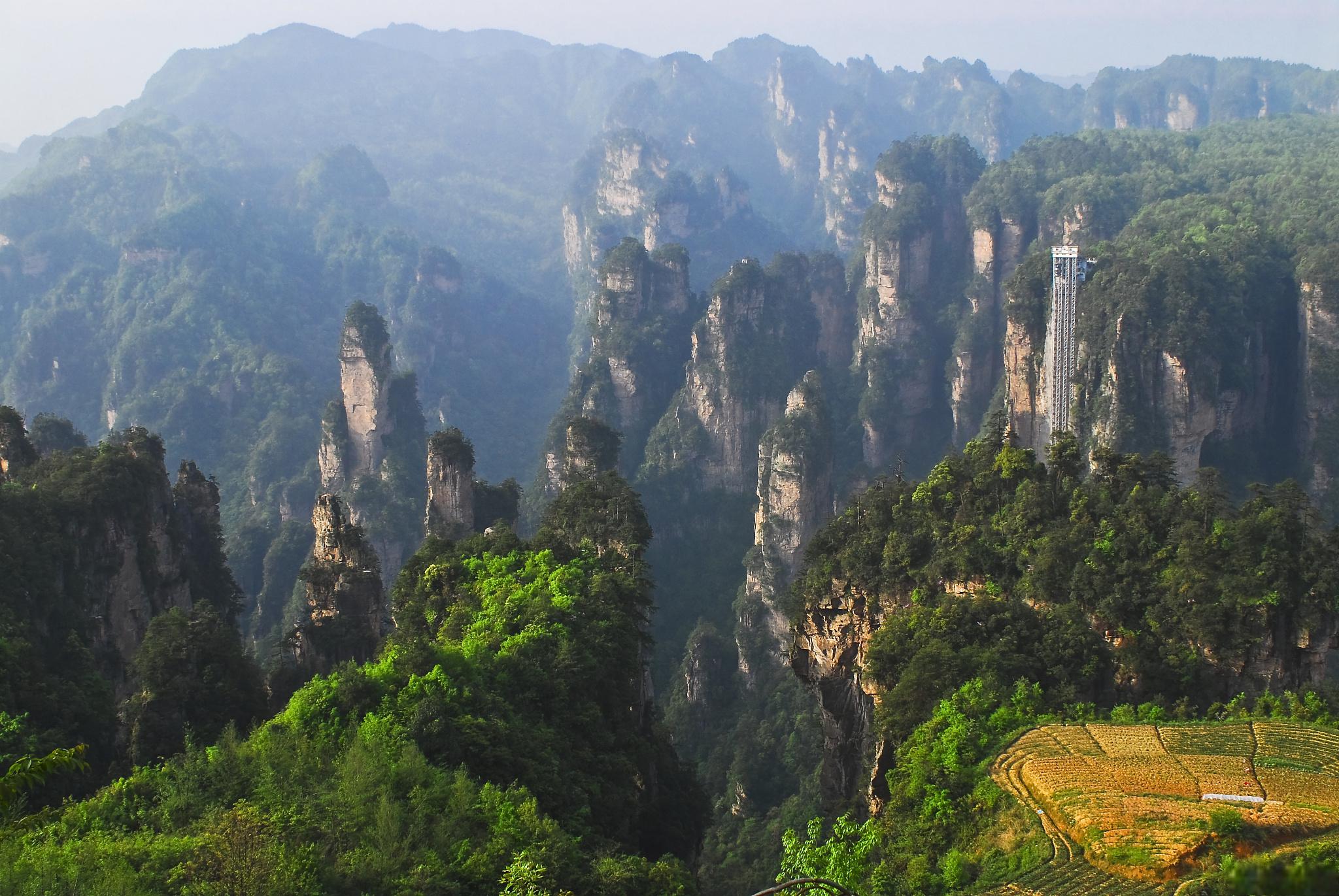 Golden-Whip-Stream-and-the-Ten-mile-Gallery-Zhangjiajie