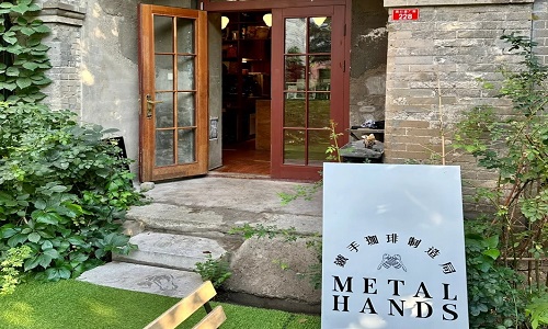 Metal-Hands-Coffee Metal-Hands-Coffee